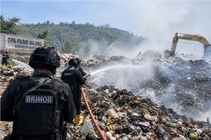 Tim SAR Brimob Padamkan Kebakaran Timbunan Sampah di TPA Pasir Bajing Garut