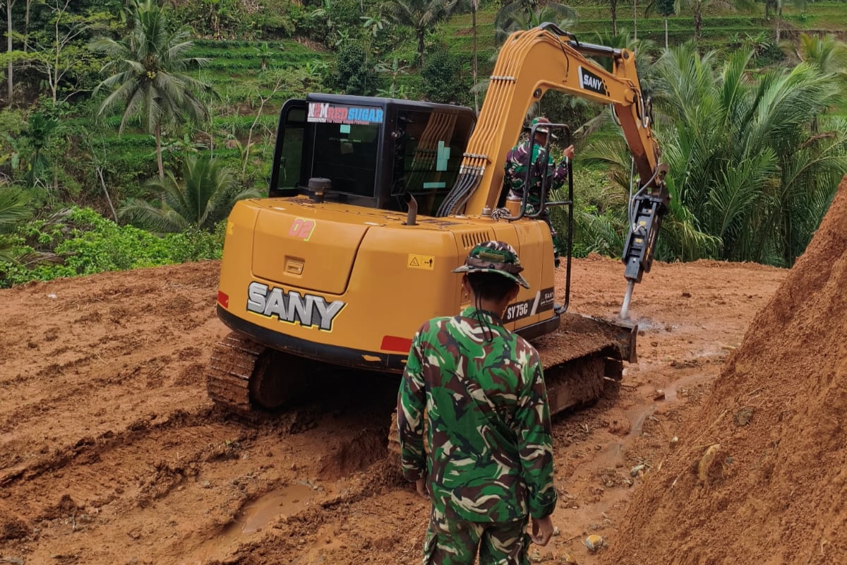 Cuaca Hujan Tak Surutkan Langkah Satgas TMMD Buka Jalan di Pangandaran